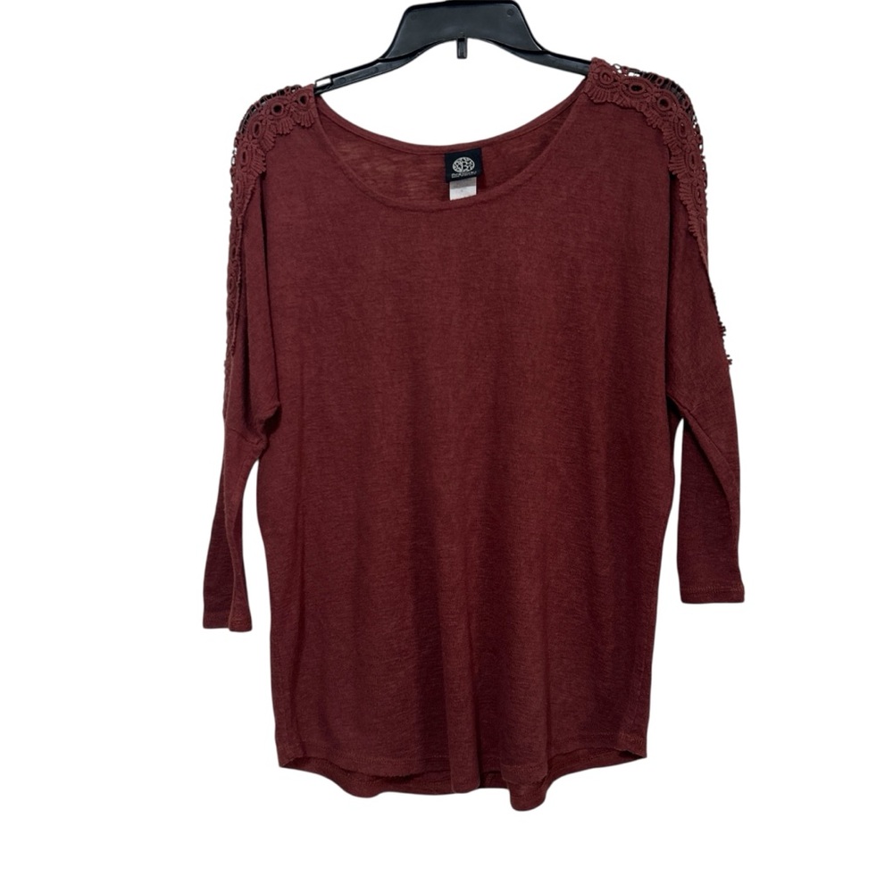 Bobeau Maroon Crochet Lace Shoulder 3/4 Sleeve Dolman Top - Medium
